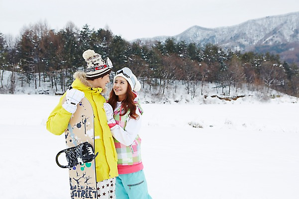 포토 JPG 주간 나무 식물 모자 커플 계절 여자 남자 커플라이프 장갑 겨울 레저 겨울스포츠 스키장 고글 산 서기 웃음 사람 동양인 상반신 20대 성인 야외 두명 옆모습 마주보기 한국인 눈 스노우보드 보드 즐거움 스키복 청년만 국내포토 자연요소 라이프스타일 잡화 옷 감정 스포츠 뷰포인트 관계 모션 날씨 스키 표정 인종 청년 보드_스포츠 성인만 파일형식