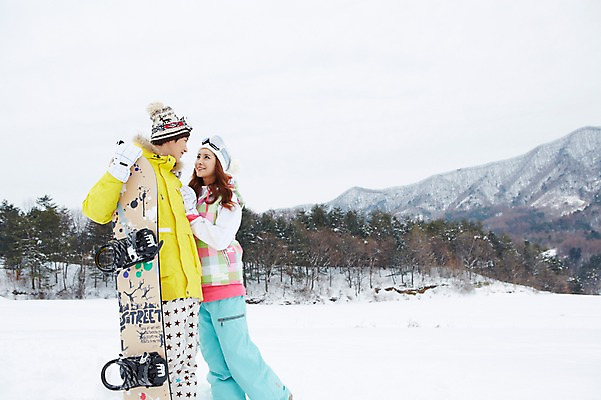 포토 JPG 주간 나무 식물 모자 커플 계절 여자 남자 커플라이프 장갑 겨울 레저 겨울스포츠 스키장 고글 산 서기 웃음 사람 동양인 20대 성인 야외 두명 옆모습 마주보기 한국인 눈 스노우보드 보드 즐거움 스키복 청년만 국내포토 자연요소 라이프스타일 잡화 옷 감정 스포츠 뷰포인트 관계 모션 날씨 스키 표정 인종 청년 보드_스포츠 성인만 파일형식