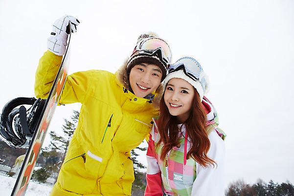 포토 JPG 주간 모자 커플 계절 여자 남자 커플라이프 장갑 겨울 레저 겨울스포츠 스키장 고글 웃음 사람 동양인 상반신 20대 성인 야외 두명 앞모습 한국인 눈 스노우보드 보드 즐거움 스키복 청년만 국내포토 자연요소 라이프스타일 잡화 옷 감정 스포츠 뷰포인트 관계 날씨 스키 표정 인종 청년 보드_스포츠 성인만 파일형식