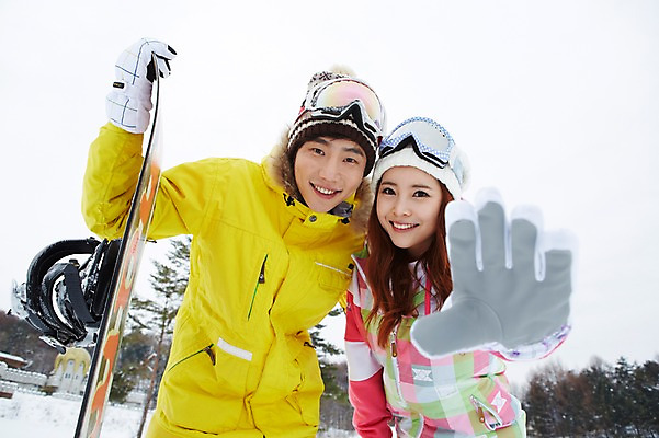 포토 JPG 주간 모자 커플 계절 여자 남자 커플라이프 장갑 겨울 레저 겨울스포츠 스키장 고글 웃음 사람 동양인 손짓 상반신 20대 성인 야외 두명 앞모습 한국인 눈 스노우보드 보드 즐거움 스키복 청년만 국내포토 자연요소 라이프스타일 잡화 옷 감정 스포츠 뷰포인트 관계 모션 날씨 스키 표정 인종 청년 보드_스포츠 성인만 파일형식