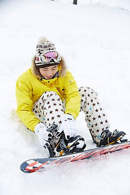 포토 JPG 주간 전신 모자 계절 남자 장갑 겨울 레저 겨울스포츠 스키장 고글 한명 웃음 사람 앉기 동양인 20대 성인 야외 앞모습 한국인 눈 스노우보드 보드 즐거움 스키복 청년만 청년남자만 청년남자한명만 성인남자한명만 국내포토 자연요소 1 잡화 옷 감정 스포츠 뷰포인트 모션 날씨 스키 표정 인종 청년 보드_스포츠 남자만 남자한명만 성인남자만 성인만 파일형식