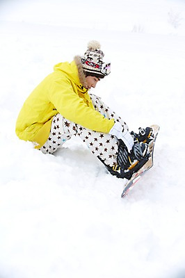 포토 JPG 주간 전신 모자 계절 남자 장갑 겨울 레저 겨울스포츠 스키장 고글 한명 사람 앉기 동양인 20대 성인 야외 옆모습 한국인 눈 스노우보드 보드 즐거움 스키복 청년만 청년남자만 청년남자한명만 성인남자한명만 국내포토 자연요소 1 잡화 옷 감정 스포츠 뷰포인트 모션 날씨 스키 인종 청년 보드_스포츠 남자만 남자한명만 성인남자만 성인만 파일형식