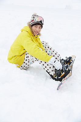 포토 JPG 주간 전신 모자 계절 남자 장갑 겨울 레저 겨울스포츠 스키장 고글 한명 웃음 사람 앉기 동양인 20대 성인 야외 옆모습 한국인 눈 스노우보드 보드 즐거움 스키복 청년만 청년남자만 청년남자한명만 성인남자한명만 국내포토 자연요소 1 잡화 옷 감정 스포츠 뷰포인트 모션 날씨 스키 표정 인종 청년 보드_스포츠 남자만 남자한명만 성인남자만 성인만 파일형식