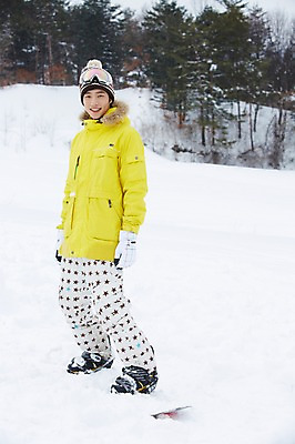 포토 JPG 주간 전신 나무 식물 모자 계절 남자 포즈 장갑 겨울 레저 겨울스포츠 스키장 고글 한명 서기 웃음 사람 동양인 20대 성인 야외 앞모습 한국인 눈 스노우보드 보드 승차 균형 즐거움 스키복 청년만 청년남자만 청년남자한명만 성인남자한명만 국내포토 자연요소 1 잡화 옷 감정 스포츠 뷰포인트 모션 날씨 스키 표정 인종 청년 보드_스포츠 남자만 남자한명만 성인남자만 성인만 파일형식