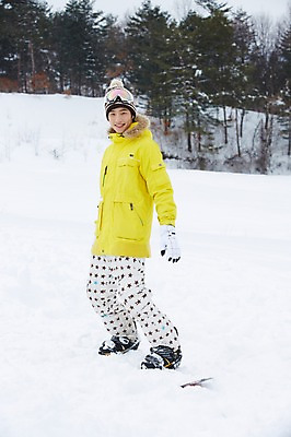 포토 JPG 주간 전신 나무 식물 모자 계절 남자 포즈 장갑 겨울 레저 겨울스포츠 스키장 고글 한명 서기 웃음 사람 동양인 20대 성인 야외 앞모습 한국인 눈 스노우보드 보드 승차 균형 즐거움 스키복 청년만 청년남자만 청년남자한명만 성인남자한명만 국내포토 자연요소 1 잡화 옷 감정 스포츠 뷰포인트 모션 날씨 스키 표정 인종 청년 보드_스포츠 남자만 남자한명만 성인남자만 성인만 파일형식