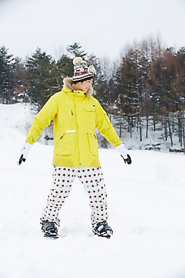 포토 JPG 주간 전신 나무 식물 모자 계절 남자 포즈 장갑 겨울 레저 겨울스포츠 스키장 고글 한명 서기 웃음 사람 동양인 20대 성인 야외 앞모습 한국인 눈 스노우보드 보드 승차 균형 즐거움 스키복 청년만 청년남자만 청년남자한명만 성인남자한명만 국내포토 자연요소 1 잡화 옷 감정 스포츠 뷰포인트 모션 날씨 스키 표정 인종 청년 보드_스포츠 남자만 남자한명만 성인남자만 성인만 파일형식