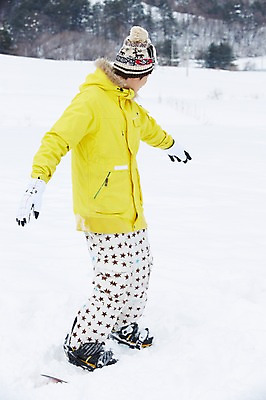 포토 JPG 주간 전신 모자 계절 남자 포즈 장갑 겨울 레저 겨울스포츠 스키장 고글 한명 서기 사람 동양인 20대 성인 야외 옆모습 한국인 눈 스노우보드 보드 승차 균형 즐거움 스키복 청년만 청년남자만 청년남자한명만 성인남자한명만 국내포토 자연요소 1 잡화 옷 감정 스포츠 뷰포인트 모션 날씨 스키 인종 청년 보드_스포츠 남자만 남자한명만 성인남자만 성인만 파일형식