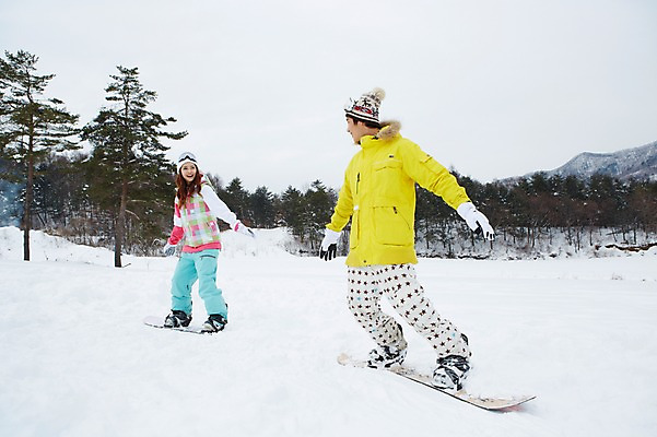 포토 JPG 주간 전신 나무 식물 모자 커플 계절 여자 남자 커플라이프 포즈 장갑 겨울 레저 겨울스포츠 스키장 고글 서기 웃음 사람 동양인 20대 성인 야외 두명 앞모습 마주보기 한국인 눈 스노우보드 보드 승차 균형 즐거움 스키복 청년만 국내포토 자연요소 라이프스타일 잡화 옷 감정 스포츠 뷰포인트 관계 모션 날씨 스키 표정 인종 청년 보드_스포츠 성인만 파일형식