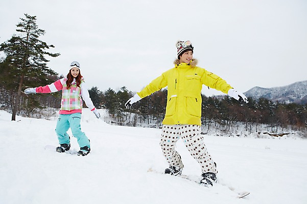 포토 JPG 주간 전신 나무 식물 모자 커플 계절 여자 남자 커플라이프 포즈 장갑 겨울 레저 겨울스포츠 스키장 고글 서기 웃음 사람 동양인 20대 성인 야외 두명 앞모습 한국인 눈 스노우보드 보드 승차 균형 즐거움 스키복 청년만 국내포토 자연요소 라이프스타일 잡화 옷 감정 스포츠 뷰포인트 관계 모션 날씨 스키 표정 인종 청년 보드_스포츠 성인만 파일형식
