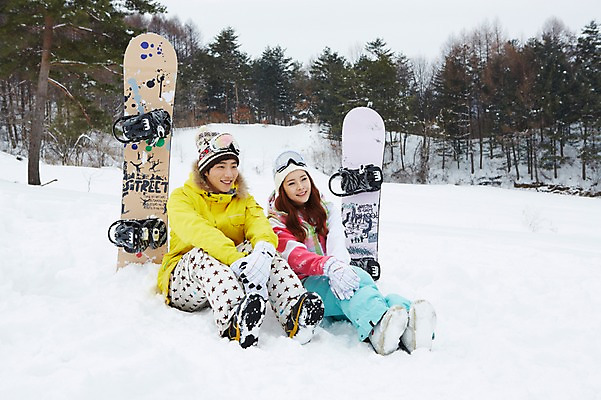 포토 JPG 주간 전신 나무 식물 모자 커플 계절 여자 남자 커플라이프 장갑 겨울 레저 겨울스포츠 스키장 고글 웃음 사람 앉기 동양인 20대 성인 야외 두명 앞모습 한국인 눈 스노우보드 보드 즐거움 스키복 청년만 국내포토 자연요소 라이프스타일 잡화 옷 감정 스포츠 뷰포인트 관계 모션 날씨 스키 표정 인종 청년 보드_스포츠 성인만 파일형식