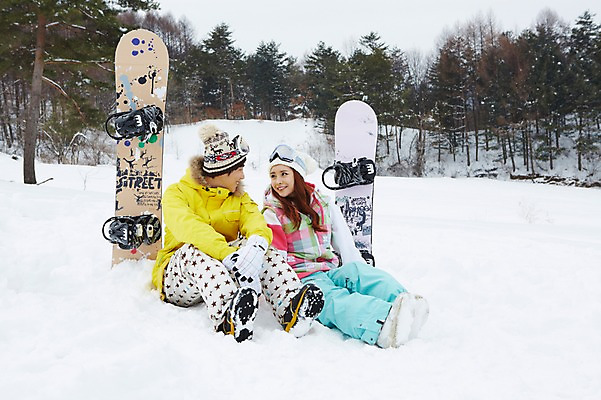 포토 JPG 주간 전신 나무 식물 모자 커플 계절 여자 남자 커플라이프 장갑 겨울 레저 겨울스포츠 스키장 고글 웃음 사람 앉기 동양인 20대 성인 야외 두명 앞모습 마주보기 한국인 눈 스노우보드 보드 즐거움 스키복 청년만 국내포토 자연요소 라이프스타일 잡화 옷 감정 스포츠 뷰포인트 관계 모션 날씨 스키 표정 인종 청년 보드_스포츠 성인만 파일형식