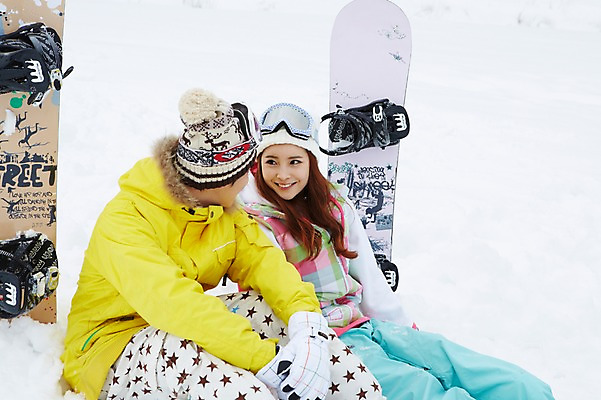 포토 JPG 주간 모자 커플 계절 여자 남자 커플라이프 장갑 겨울 레저 겨울스포츠 스키장 고글 웃음 사람 앉기 동양인 20대 성인 야외 두명 옆모습 마주보기 한국인 눈 스노우보드 보드 즐거움 스키복 청년만 국내포토 자연요소 라이프스타일 잡화 옷 감정 스포츠 뷰포인트 관계 모션 날씨 스키 표정 인종 청년 보드_스포츠 성인만 파일형식