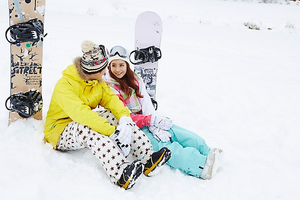 포토 JPG 주간 전신 모자 커플 계절 여자 남자 커플라이프 장갑 겨울 레저 겨울스포츠 스키장 고글 웃음 사람 앉기 동양인 20대 성인 야외 두명 옆모습 마주보기 한국인 눈 스노우보드 보드 즐거움 스키복 청년만 국내포토 자연요소 라이프스타일 잡화 옷 감정 스포츠 뷰포인트 관계 모션 날씨 스키 표정 인종 청년 보드_스포츠 성인만 파일형식