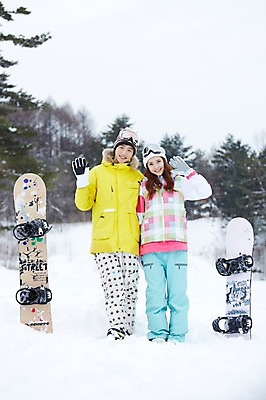 포토 JPG 주간 전신 나무 식물 모자 커플 계절 여자 남자 커플라이프 장갑 겨울 레저 겨울스포츠 스키장 고글 서기 웃음 사람 동양인 손짓 20대 성인 야외 두명 앞모습 아웃포커스 한국인 눈 스노우보드 보드 즐거움 스키복 청년만 국내포토 자연요소 라이프스타일 잡화 옷 감정 스포츠 뷰포인트 관계 모션 날씨 스키 촬영기법 표정 인종 청년 보드_스포츠 성인만 파일형식