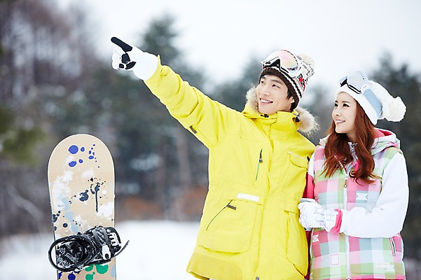 포토 JPG 주간 모자 커플 응시 계절 여자 남자 커플라이프 장갑 겨울 레저 겨울스포츠 스키장 고글 웃음 사람 동양인 상반신 20대 성인 야외 두명 앞모습 아웃포커스 한국인 눈 가리킴 스노우보드 보드 즐거움 스키복 청년만 국내포토 자연요소 라이프스타일 시선 잡화 옷 감정 스포츠 뷰포인트 관계 날씨 스키 촬영기법 표정 인종 손짓 청년 보드_스포츠 성인만 파일형식