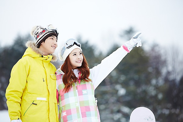 포토 JPG 주간 모자 커플 응시 계절 여자 남자 커플라이프 장갑 겨울 레저 겨울스포츠 스키장 고글 웃음 사람 동양인 상반신 20대 성인 야외 두명 옆모습 아웃포커스 한국인 눈 가리킴 스노우보드 보드 즐거움 스키복 청년만 국내포토 자연요소 라이프스타일 시선 잡화 옷 감정 스포츠 뷰포인트 관계 날씨 스키 촬영기법 표정 인종 손짓 청년 보드_스포츠 성인만 파일형식