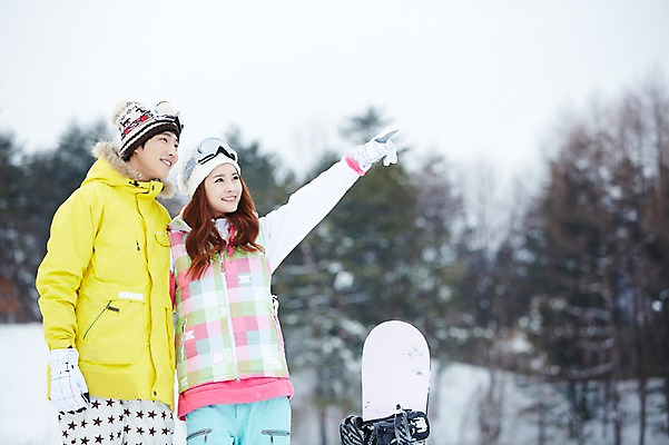 포토 JPG 주간 모자 커플 응시 계절 여자 남자 커플라이프 장갑 겨울 레저 겨울스포츠 스키장 고글 서기 웃음 사람 동양인 상반신 20대 성인 야외 두명 옆모습 아웃포커스 한국인 눈 가리킴 스노우보드 보드 즐거움 스키복 청년만 국내포토 자연요소 라이프스타일 시선 잡화 옷 감정 스포츠 뷰포인트 관계 모션 날씨 스키 촬영기법 표정 인종 손짓 청년 보드_스포츠 성인만 파일형식