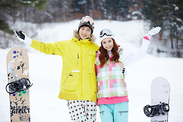 포토 JPG 주간 모자 커플 계절 여자 남자 커플라이프 장갑 겨울 팔벌리기 레저 겨울스포츠 스키장 고글 서기 웃음 사람 동양인 상반신 20대 성인 야외 두명 앞모습 아웃포커스 한국인 눈 스노우보드 보드 즐거움 스키복 청년만 국내포토 자연요소 라이프스타일 잡화 옷 감정 스포츠 뷰포인트 관계 모션 날씨 스키 촬영기법 표정 인종 청년 보드_스포츠 성인만 파일형식