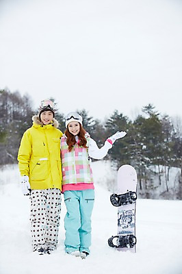 포토 JPG 주간 전신 나무 식물 모자 커플 계절 여자 남자 커플라이프 장갑 겨울 레저 겨울스포츠 스키장 고글 서기 웃음 사람 동양인 20대 성인 야외 두명 앞모습 아웃포커스 한국인 눈 스노우보드 보드 즐거움 스키복 청년만 국내포토 자연요소 라이프스타일 잡화 옷 감정 스포츠 뷰포인트 관계 모션 날씨 스키 촬영기법 표정 인종 청년 보드_스포츠 성인만 파일형식