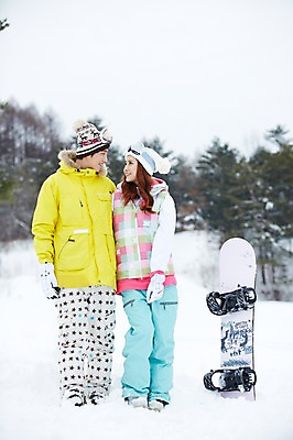 포토 JPG 주간 전신 나무 식물 모자 커플 계절 여자 남자 커플라이프 장갑 겨울 레저 겨울스포츠 스키장 고글 서기 웃음 사람 동양인 20대 성인 야외 두명 앞모습 아웃포커스 마주보기 한국인 눈 스노우보드 보드 즐거움 스키복 청년만 국내포토 자연요소 라이프스타일 잡화 옷 감정 스포츠 뷰포인트 관계 모션 날씨 스키 촬영기법 표정 인종 청년 보드_스포츠 성인만 파일형식