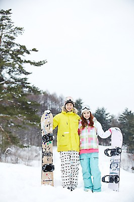 포토 JPG 주간 전신 나무 식물 모자 커플 계절 여자 남자 커플라이프 장갑 겨울 레저 겨울스포츠 스키장 고글 서기 웃음 사람 동양인 20대 성인 야외 두명 앞모습 아웃포커스 한국인 눈 스노우보드 보드 즐거움 스키복 청년만 국내포토 자연요소 라이프스타일 잡화 옷 감정 스포츠 뷰포인트 관계 모션 날씨 스키 촬영기법 표정 인종 청년 보드_스포츠 성인만 파일형식