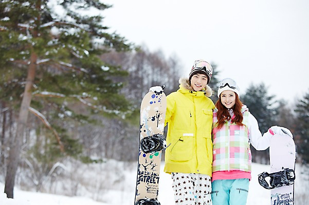 포토 JPG 주간 나무 식물 모자 커플 계절 여자 남자 커플라이프 장갑 겨울 레저 겨울스포츠 스키장 고글 서기 웃음 사람 동양인 상반신 20대 성인 야외 두명 앞모습 아웃포커스 한국인 눈 스노우보드 보드 즐거움 스키복 청년만 국내포토 자연요소 라이프스타일 잡화 옷 감정 스포츠 뷰포인트 관계 모션 날씨 스키 촬영기법 표정 인종 청년 보드_스포츠 성인만 파일형식