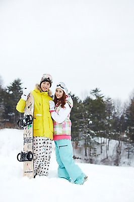 포토 JPG 주간 전신 나무 식물 모자 커플 계절 여자 남자 커플라이프 장갑 겨울 레저 겨울스포츠 스키장 고글 서기 웃음 사람 동양인 20대 성인 야외 두명 앞모습 한국인 눈 스노우보드 보드 즐거움 스키복 청년만 국내포토 자연요소 라이프스타일 잡화 옷 감정 스포츠 뷰포인트 관계 모션 날씨 스키 표정 인종 청년 보드_스포츠 성인만 파일형식