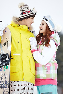 포토 JPG 주간 모자 커플 계절 여자 남자 커플라이프 장갑 겨울 레저 겨울스포츠 스키장 고글 서기 웃음 사람 동양인 상반신 20대 성인 야외 두명 마주보기 한국인 스노우보드 보드 즐거움 스키복 청년만 국내포토 자연요소 라이프스타일 잡화 옷 감정 스포츠 관계 모션 스키 표정 인종 청년 보드_스포츠 성인만 파일형식