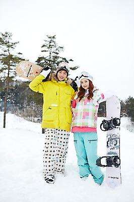 포토 JPG 주간 전신 나무 식물 모자 커플 계절 여자 남자 커플라이프 장갑 겨울 레저 겨울스포츠 스키장 고글 서기 웃음 들기 사람 동양인 20대 성인 야외 두명 앞모습 한국인 눈 스노우보드 보드 즐거움 스키복 청년만 국내포토 자연요소 라이프스타일 잡화 옷 감정 스포츠 뷰포인트 관계 모션 날씨 스키 표정 인종 청년 보드_스포츠 성인만 파일형식