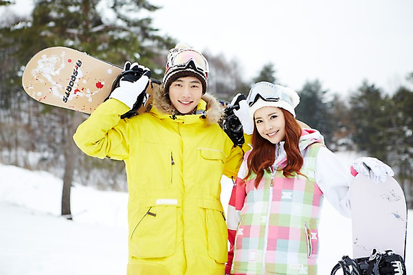 포토 JPG 주간 모자 커플 계절 여자 남자 커플라이프 장갑 겨울 레저 겨울스포츠 스키장 고글 웃음 들기 사람 동양인 상반신 20대 성인 야외 두명 앞모습 아웃포커스 한국인 눈 스노우보드 보드 즐거움 스키복 청년만 국내포토 자연요소 라이프스타일 잡화 옷 감정 스포츠 뷰포인트 관계 모션 날씨 스키 촬영기법 표정 인종 청년 보드_스포츠 성인만 파일형식