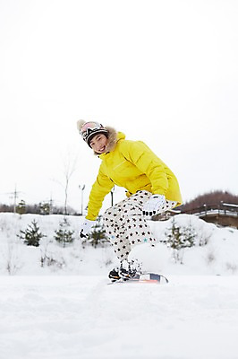 포토 JPG 주간 전신 모자 계절 남자 포즈 장갑 겨울 레저 겨울스포츠 스키장 고글 한명 서기 웃음 사람 동양인 20대 성인 야외 옆모습 한국인 눈 스노우보드 보드 승차 즐거움 스키복 청년만 청년남자만 청년남자한명만 성인남자한명만 국내포토 자연요소 1 잡화 옷 감정 스포츠 뷰포인트 모션 날씨 스키 표정 인종 청년 보드_스포츠 남자만 남자한명만 성인남자만 성인만 파일형식