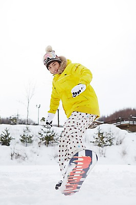 포토 JPG 주간 전신 모자 계절 남자 포즈 장갑 겨울 레저 겨울스포츠 스키장 고글 한명 서기 웃음 사람 동양인 20대 성인 야외 옆모습 점프 한국인 눈 스노우보드 보드 승차 즐거움 스키복 청년만 청년남자만 청년남자한명만 성인남자한명만 국내포토 자연요소 1 잡화 옷 감정 스포츠 뷰포인트 모션 날씨 스키 표정 인종 청년 보드_스포츠 남자만 남자한명만 성인남자만 성인만 파일형식