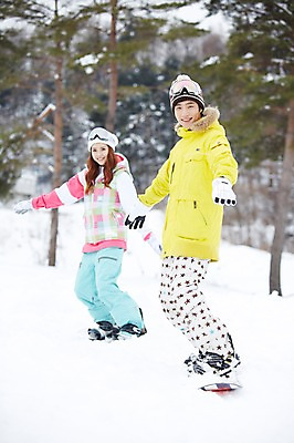 포토 JPG 주간 전신 나무 식물 모자 커플 계절 여자 남자 커플라이프 포즈 장갑 겨울 레저 겨울스포츠 스키장 고글 서기 웃음 사람 동양인 20대 성인 야외 두명 앞모습 아웃포커스 한국인 눈 스노우보드 보드 승차 균형 즐거움 스키복 청년만 국내포토 자연요소 라이프스타일 잡화 옷 감정 스포츠 뷰포인트 관계 모션 날씨 스키 촬영기법 표정 인종 청년 보드_스포츠 성인만 파일형식