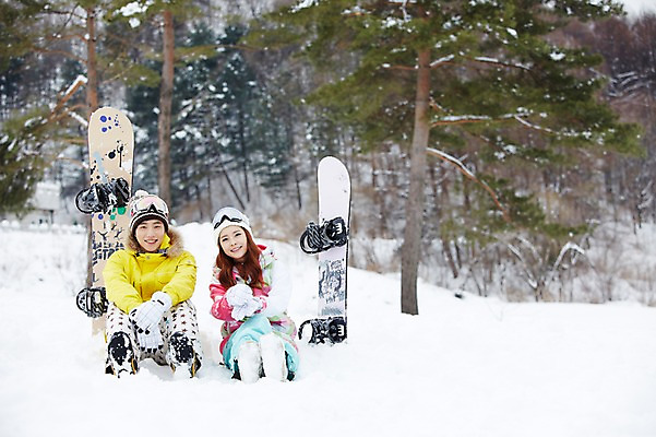 포토 JPG 주간 전신 나무 식물 모자 커플 계절 여자 남자 커플라이프 장갑 겨울 레저 겨울스포츠 스키장 고글 웃음 사람 앉기 동양인 20대 성인 야외 두명 앞모습 한국인 눈 스노우보드 보드 즐거움 스키복 청년만 국내포토 자연요소 라이프스타일 잡화 옷 감정 스포츠 뷰포인트 관계 모션 날씨 스키 표정 인종 청년 보드_스포츠 성인만 파일형식