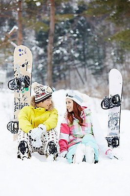 포토 JPG 주간 전신 모자 커플 계절 여자 남자 커플라이프 장갑 겨울 레저 겨울스포츠 스키장 고글 웃음 사람 앉기 동양인 20대 성인 야외 두명 앞모습 아웃포커스 마주보기 한국인 눈 스노우보드 보드 즐거움 스키복 청년만 국내포토 자연요소 라이프스타일 잡화 옷 감정 스포츠 뷰포인트 관계 모션 날씨 스키 촬영기법 표정 인종 청년 보드_스포츠 성인만 파일형식