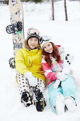 포토 JPG 주간 전신 모자 커플 계절 여자 남자 커플라이프 장갑 겨울 레저 겨울스포츠 스키장 고글 웃음 사람 앉기 동양인 20대 성인 야외 두명 앞모습 한국인 눈 스노우보드 보드 즐거움 스키복 청년만 국내포토 자연요소 라이프스타일 잡화 옷 감정 스포츠 뷰포인트 관계 모션 날씨 스키 표정 인종 청년 보드_스포츠 성인만 파일형식