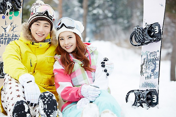 포토 JPG 주간 모자 커플 계절 여자 남자 커플라이프 장갑 겨울 레저 겨울스포츠 스키장 고글 웃음 사람 앉기 동양인 20대 성인 야외 두명 앞모습 아웃포커스 한국인 스노우보드 보드 즐거움 스키복 청년만 국내포토 자연요소 라이프스타일 잡화 옷 감정 스포츠 뷰포인트 관계 모션 스키 촬영기법 표정 인종 청년 보드_스포츠 성인만 파일형식