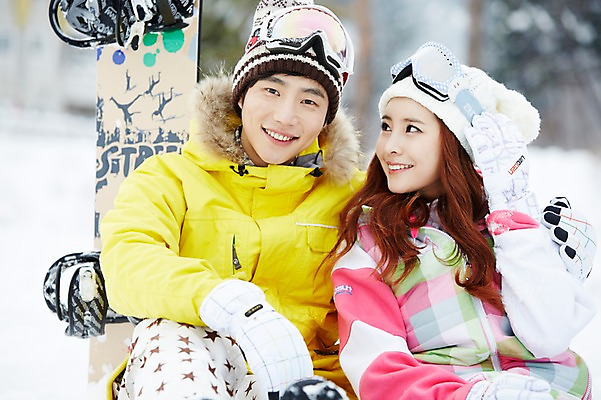 포토 JPG 주간 모자 커플 계절 여자 남자 커플라이프 장갑 겨울 레저 겨울스포츠 스키장 고글 웃음 사람 앉기 동양인 상반신 20대 성인 야외 두명 앞모습 아웃포커스 한국인 스노우보드 보드 즐거움 스키복 청년만 국내포토 자연요소 라이프스타일 잡화 옷 감정 스포츠 뷰포인트 관계 모션 스키 촬영기법 표정 인종 청년 보드_스포츠 성인만 파일형식