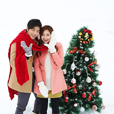 포토 JPG 주간 커플 계절 여자 남자 커플라이프 장갑 크리스마스 겨울 서기 웃음 사람 동양인 이벤트 20대 성인 야외 두명 앞모습 크리스마스트리 목도리 한국인 코트 눈 귀마개 즐거움 청년만 국내포토 자연요소 라이프스타일 잡화 기념일 감정 뷰포인트 관계 모션 날씨 표정 인종 청년 외투 성인만 파일형식