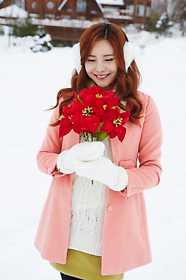 포토 JPG 주간 식물 계절 여자 꽃 장갑 크리스마스 겨울 한명 서기 웃음 들기 사람 동양인 이벤트 상반신 20대 성인 야외 건물 앞모습 한국인 코트 눈 귀마개 즐거움 펜션 포인세티아 청년만 청년여자만 청년여자한명만 성인여자한명만 국내포토 자연요소 1 건축물 잡화 기념일 감정 뷰포인트 모션 숙소 날씨 표정 인종 청년 외투 여자만 여자한명만 성인여자만 성인만 파일형식