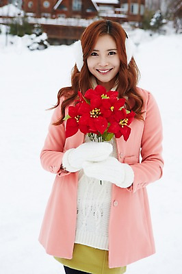 포토 JPG 주간 식물 계절 여자 꽃 장갑 크리스마스 겨울 한명 서기 웃음 들기 사람 동양인 이벤트 상반신 20대 성인 야외 건물 앞모습 한국인 코트 눈 귀마개 즐거움 펜션 포인세티아 청년만 청년여자만 청년여자한명만 성인여자한명만 국내포토 자연요소 1 건축물 잡화 기념일 감정 뷰포인트 모션 숙소 날씨 표정 인종 청년 외투 여자만 여자한명만 성인여자만 성인만 파일형식