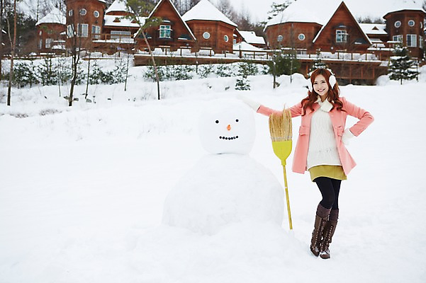 포토 JPG 주간 전신 계절 여자 허리손 장갑 크리스마스 겨울 눈사람 부츠 한명 서기 웃음 사람 동양인 이벤트 20대 성인 야외 건물 앞모습 한국인 코트 눈 빗자루 귀마개 즐거움 펜션 청년만 청년여자만 청년여자한명만 성인여자한명만 국내포토 자연요소 1 건축물 잡화 기념일 감정 뷰포인트 포즈 신발 모션 숙소 날씨 표정 인종 청년 외투 청소도구 여자만 여자한명만 성인여자만 성인만 파일형식