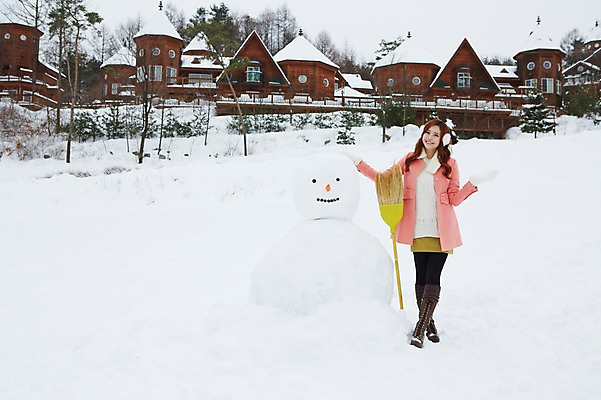 포토 JPG 주간 전신 계절 여자 장갑 크리스마스 겨울 눈사람 부츠 한명 서기 웃음 사람 동양인 이벤트 20대 성인 야외 건물 앞모습 한국인 코트 눈 빗자루 귀마개 즐거움 펜션 청년만 청년여자만 청년여자한명만 성인여자한명만 국내포토 자연요소 1 건축물 잡화 기념일 감정 뷰포인트 신발 모션 숙소 날씨 표정 인종 청년 외투 청소도구 여자만 여자한명만 성인여자만 성인만 파일형식