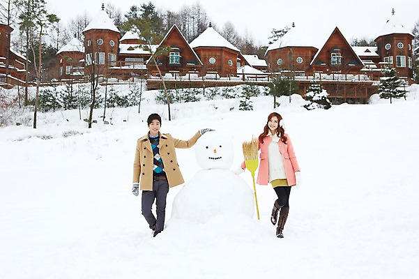 포토 JPG 주간 전신 커플 계절 여자 남자 커플라이프 장갑 크리스마스 겨울 눈사람 부츠 서기 웃음 사람 동양인 이벤트 20대 성인 야외 두명 건물 앞모습 한국인 코트 눈 빗자루 귀마개 즐거움 펜션 청년만 국내포토 자연요소 라이프스타일 건축물 잡화 기념일 감정 뷰포인트 신발 관계 모션 숙소 날씨 표정 인종 청년 외투 청소도구 성인만 파일형식