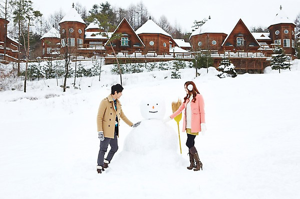 포토 JPG 주간 전신 커플 계절 여자 남자 커플라이프 장갑 크리스마스 겨울 눈사람 부츠 서기 웃음 사람 동양인 이벤트 20대 성인 야외 두명 건물 마주보기 한국인 코트 눈 빗자루 귀마개 즐거움 펜션 청년만 국내포토 자연요소 라이프스타일 건축물 잡화 기념일 감정 신발 관계 모션 숙소 날씨 표정 인종 청년 외투 청소도구 성인만 파일형식