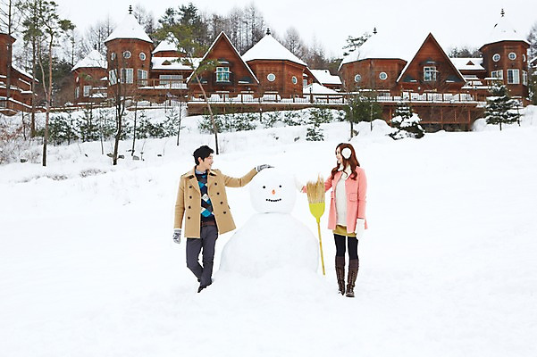 포토 JPG 주간 전신 커플 계절 여자 남자 커플라이프 장갑 크리스마스 겨울 눈사람 부츠 서기 웃음 사람 동양인 이벤트 20대 성인 야외 두명 건물 앞모습 마주보기 한국인 코트 눈 빗자루 귀마개 즐거움 펜션 청년만 국내포토 자연요소 라이프스타일 건축물 잡화 기념일 감정 뷰포인트 신발 관계 모션 숙소 날씨 표정 인종 청년 외투 청소도구 성인만 파일형식