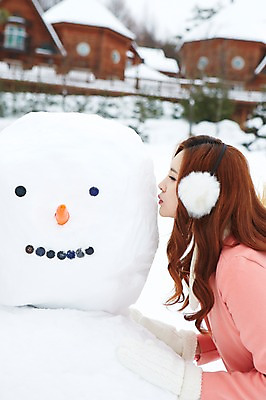 포토 JPG 주간 계절 여자 장갑 크리스마스 겨울 눈사람 키스 한명 사람 동양인 이벤트 상반신 20대 성인 야외 건물 옆모습 한국인 코트 눈 귀마개 즐거움 펜션 청년만 청년여자만 청년여자한명만 성인여자한명만 국내포토 자연요소 1 건축물 잡화 기념일 감정 뷰포인트 숙소 날씨 인종 청년 외투 애정표현 여자만 여자한명만 성인여자만 성인만 파일형식