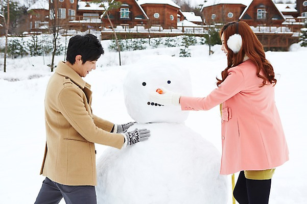 포토 JPG 주간 커플 계절 여자 남자 커플라이프 장갑 크리스마스 겨울 눈사람 서기 웃음 사람 동양인 이벤트 상반신 20대 성인 야외 두명 건물 옆모습 한국인 코트 눈 귀마개 즐거움 펜션 청년만 국내포토 자연요소 라이프스타일 건축물 잡화 기념일 감정 뷰포인트 관계 모션 숙소 날씨 표정 인종 청년 외투 성인만 파일형식