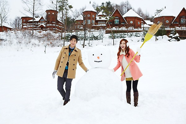 포토 JPG 주간 전신 커플 계절 여자 남자 커플라이프 장갑 크리스마스 겨울 눈사람 부츠 서기 웃음 들기 사람 동양인 이벤트 20대 성인 야외 두명 건물 앞모습 한국인 코트 눈 빗자루 귀마개 즐거움 펜션 청년만 국내포토 자연요소 라이프스타일 건축물 잡화 기념일 감정 뷰포인트 신발 관계 모션 숙소 날씨 표정 인종 청년 외투 청소도구 성인만 파일형식