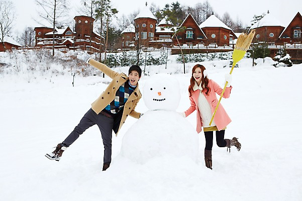 포토 JPG 주간 전신 커플 계절 여자 남자 커플라이프 장갑 크리스마스 겨울 눈사람 부츠 서기 웃음 들기 사람 동양인 이벤트 20대 성인 야외 두명 건물 앞모습 한국인 코트 눈 빗자루 귀마개 즐거움 펜션 청년만 국내포토 자연요소 라이프스타일 건축물 잡화 기념일 감정 뷰포인트 신발 관계 모션 숙소 날씨 표정 인종 청년 외투 청소도구 성인만 파일형식